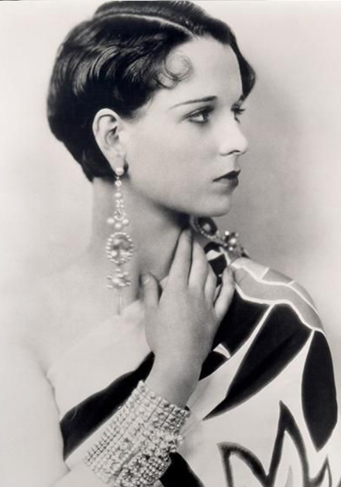 Women show the latest pompadour hairstyles 1909  Glamour Daze