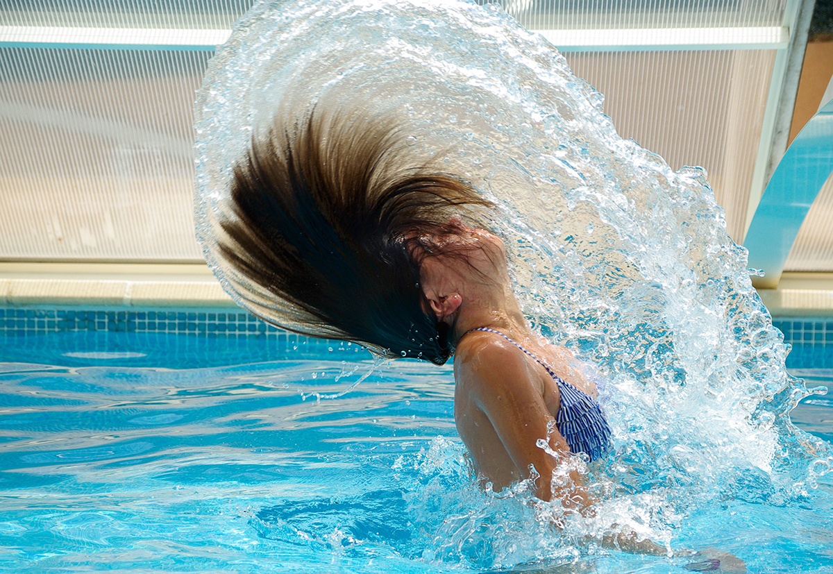 pool hair, chlorine, protect hair from chlorine, how does chlorine effect my hair, green hair